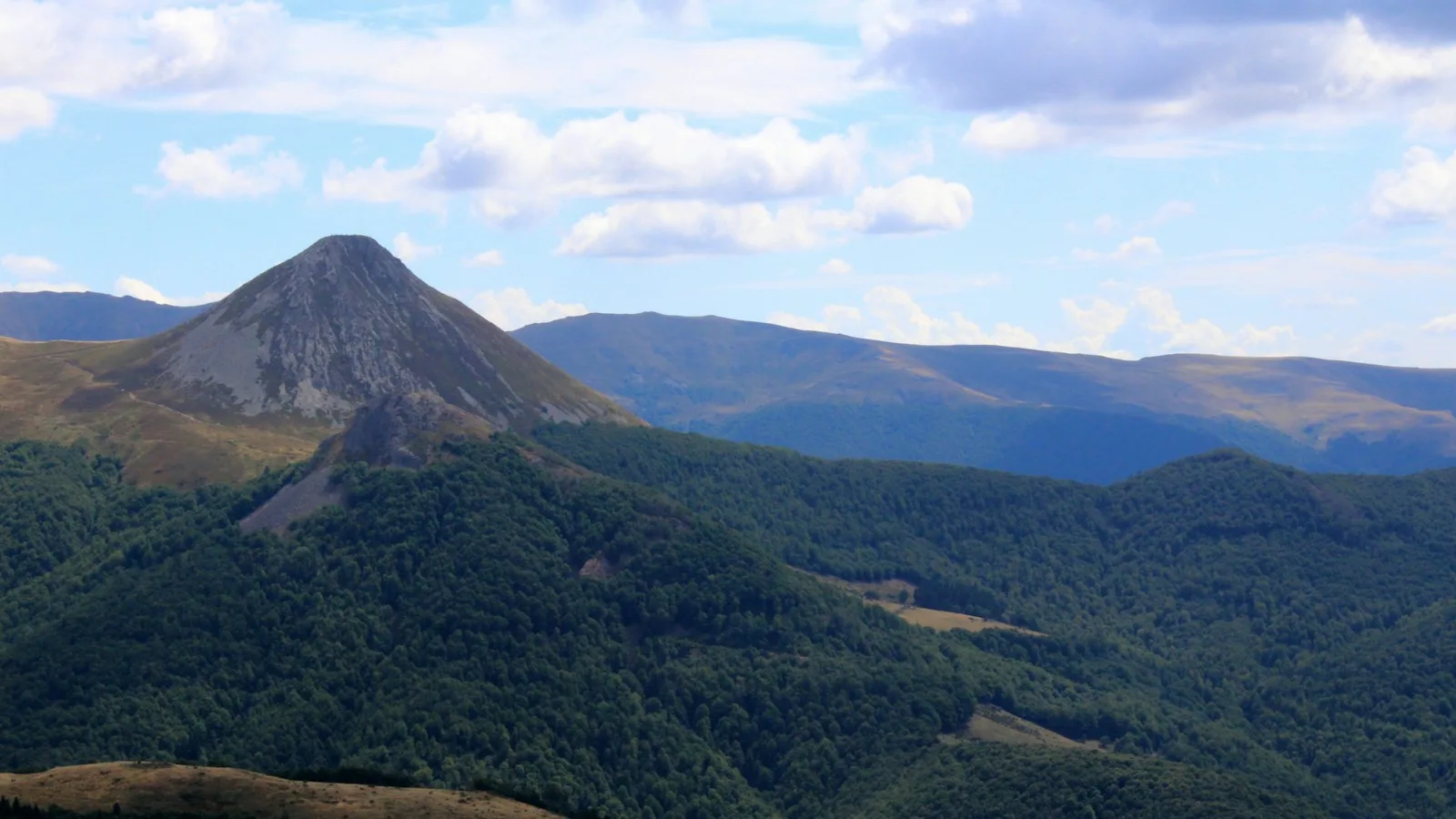 Comprendre les volcans sans marcher : Vulcania et le puy de Dôme