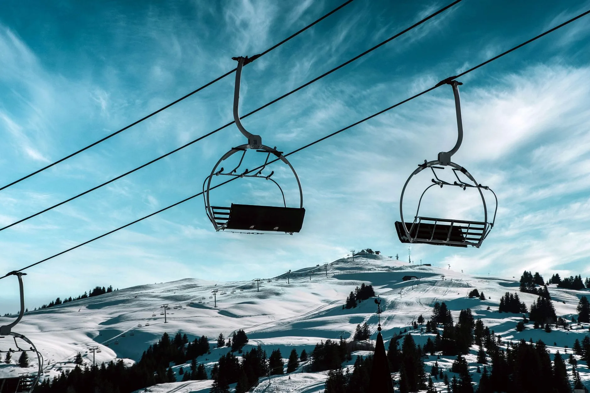 ️ L'hiver : neige, calme et villes de caractère