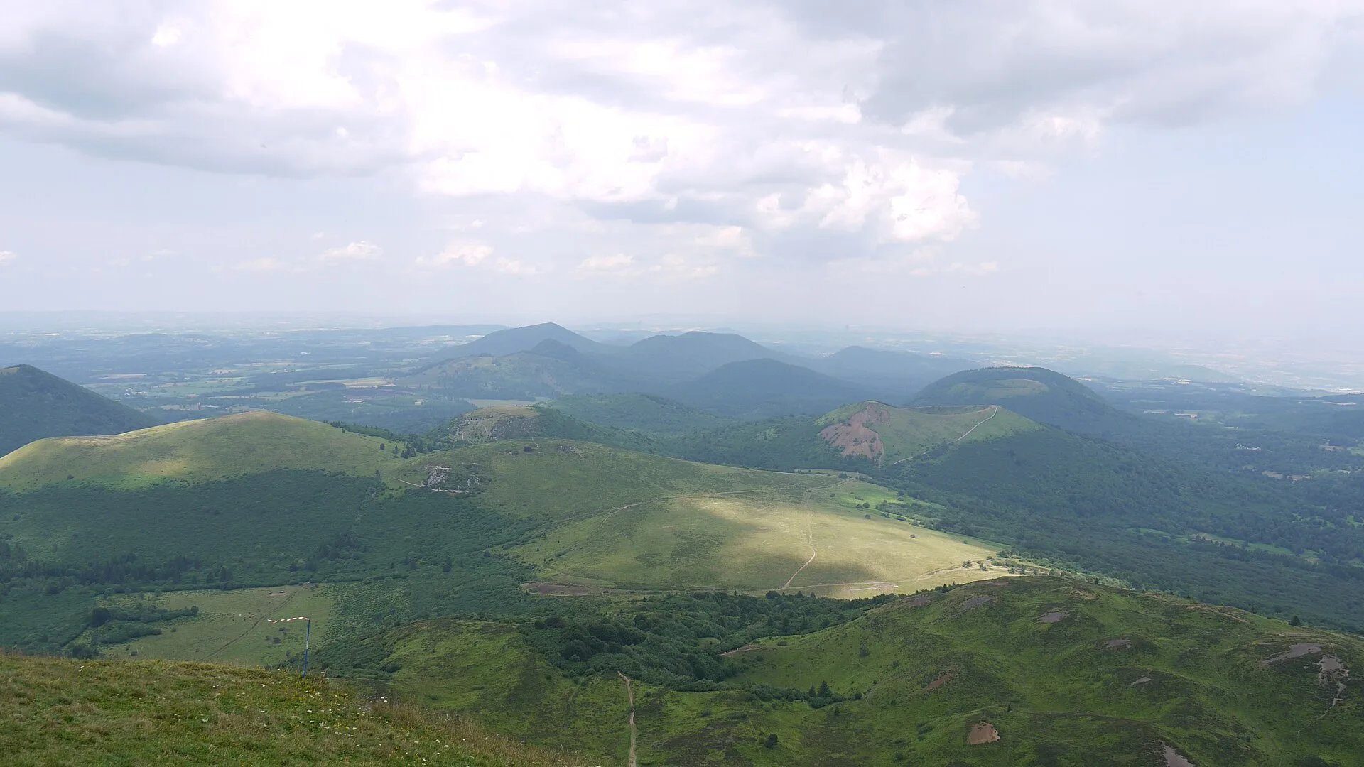 Chaîne des Puys en Auvergne, volcans arrondis sous le ciel d'été