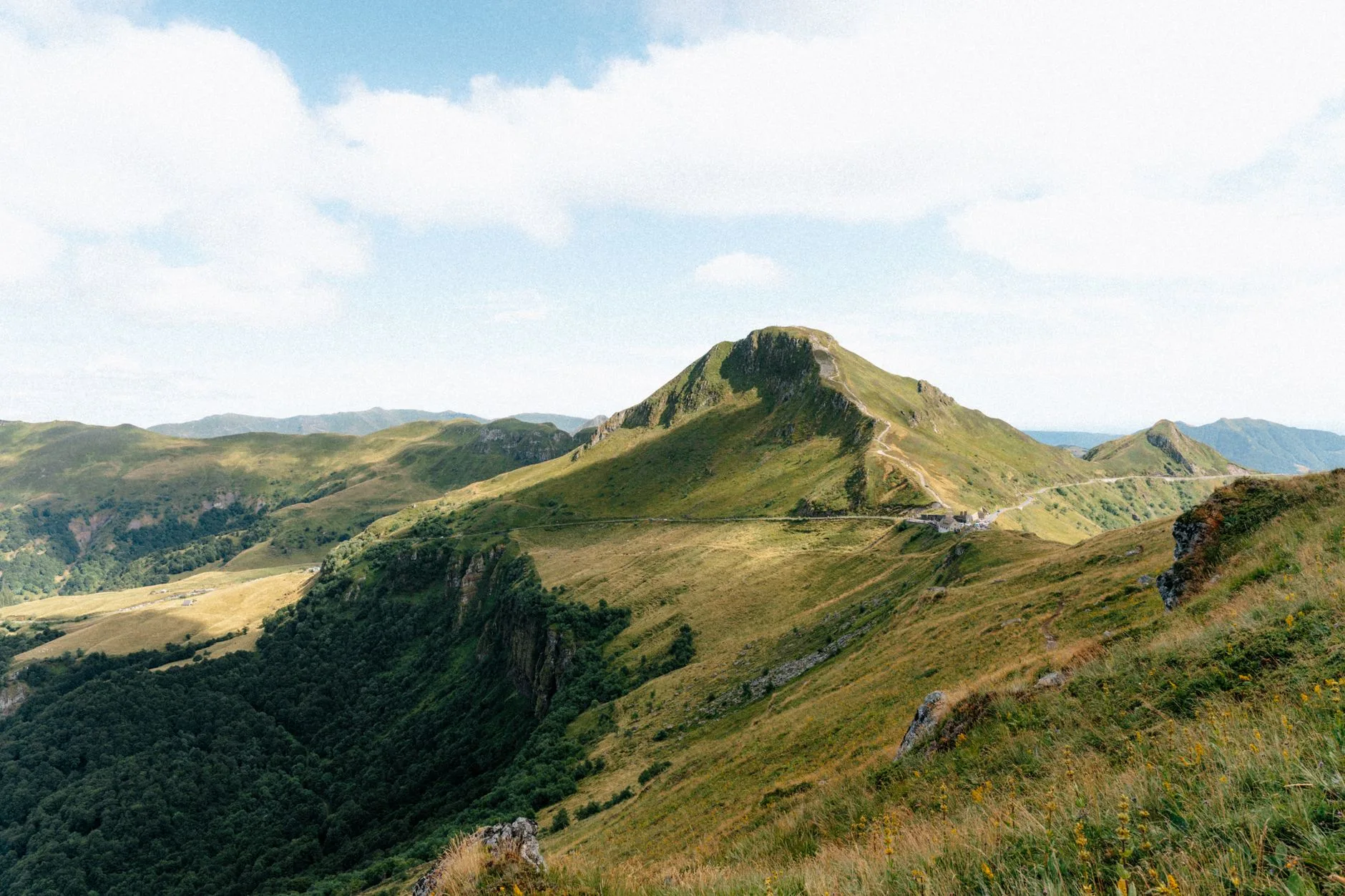 Les monts du Cantal et le puy Mary