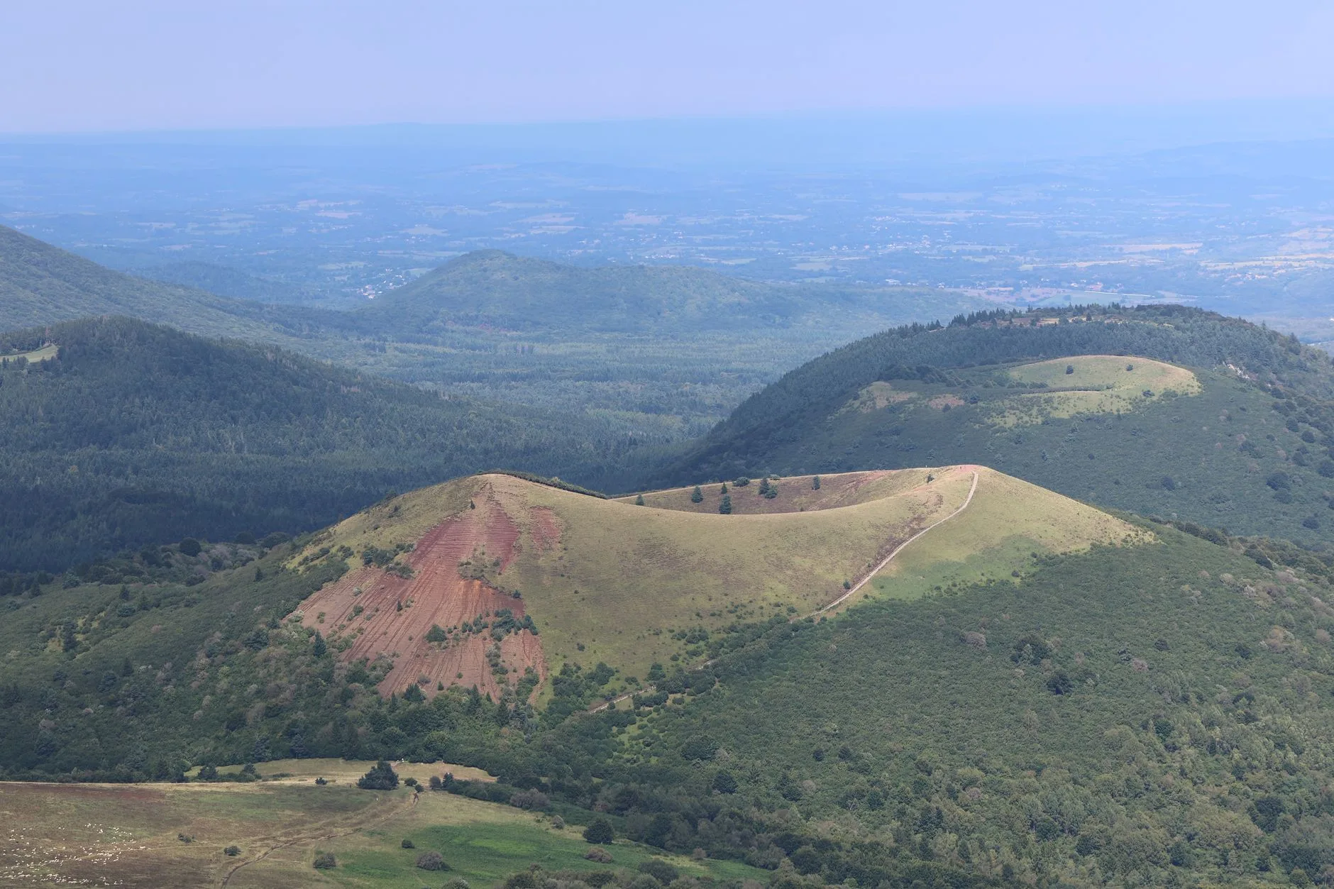 Route de campagne traversant les volcans d'Auvergne